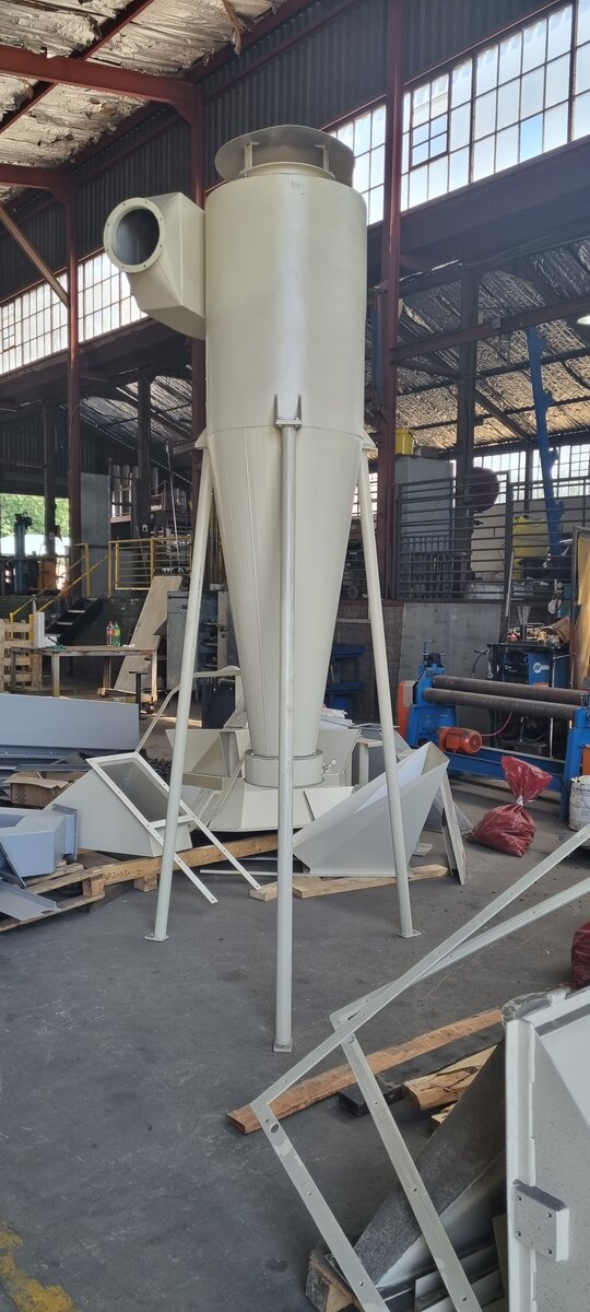 Cyclone dust extraction installation