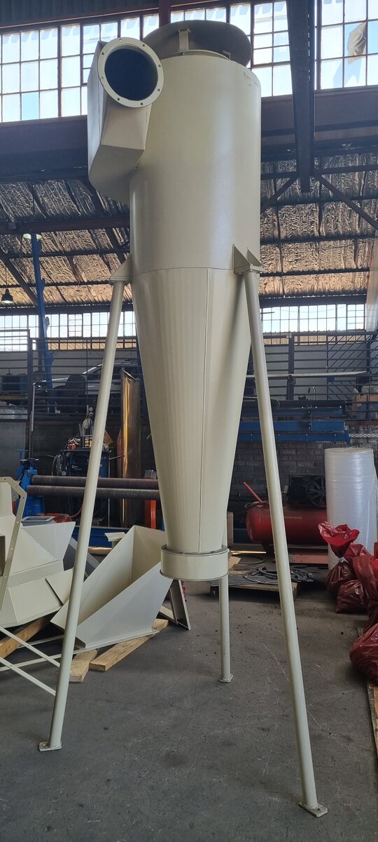 Cyclone dust extraction installation