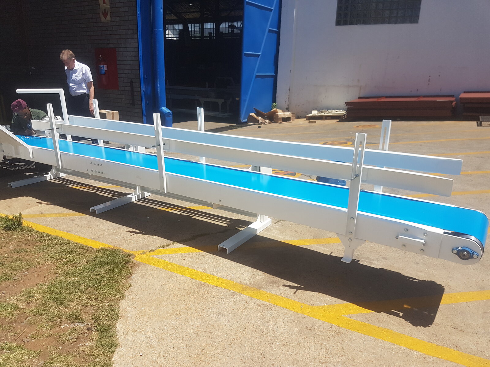 Bag-off conveyor after bag filling by Facet Engineering