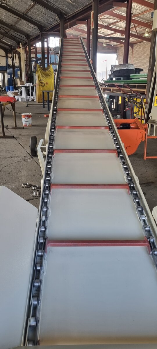 Mobile bag stacking conveyor detail
