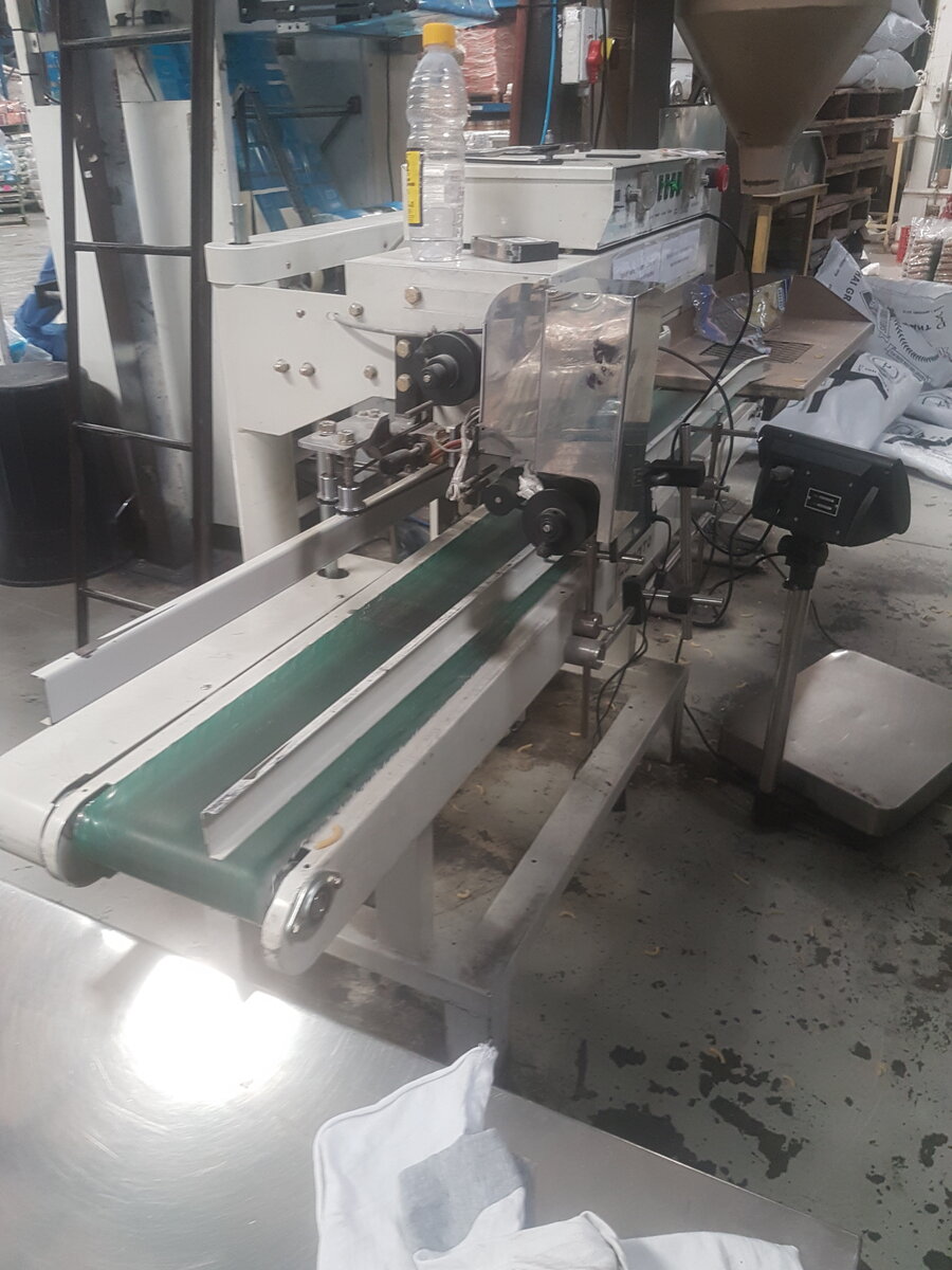 Belt conveyor in a grain handling plant