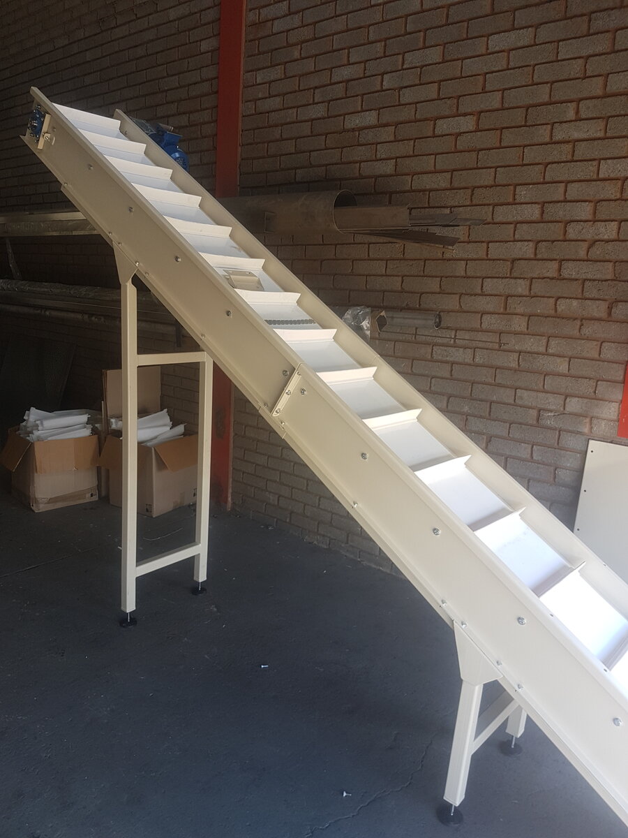 Inclined belt conveyor close-up