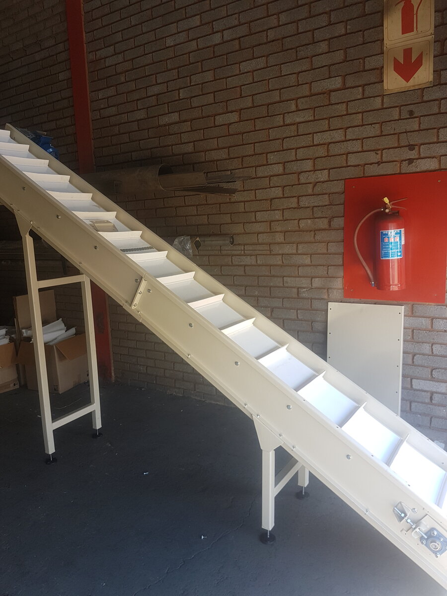 Flat belt conveyor installation