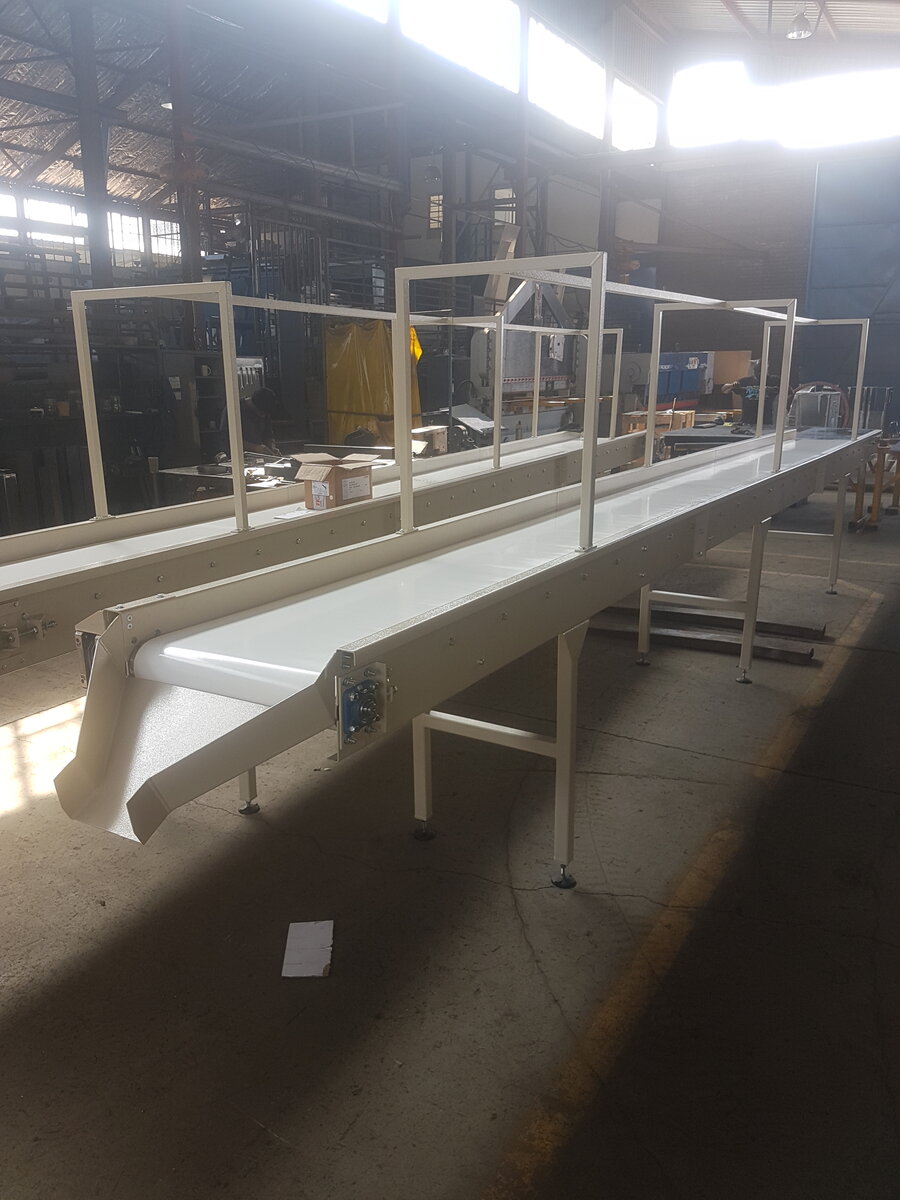 Inclined belt conveyor at a process plant