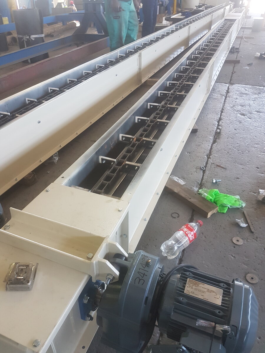 Chain conveyor in a grain processing plant