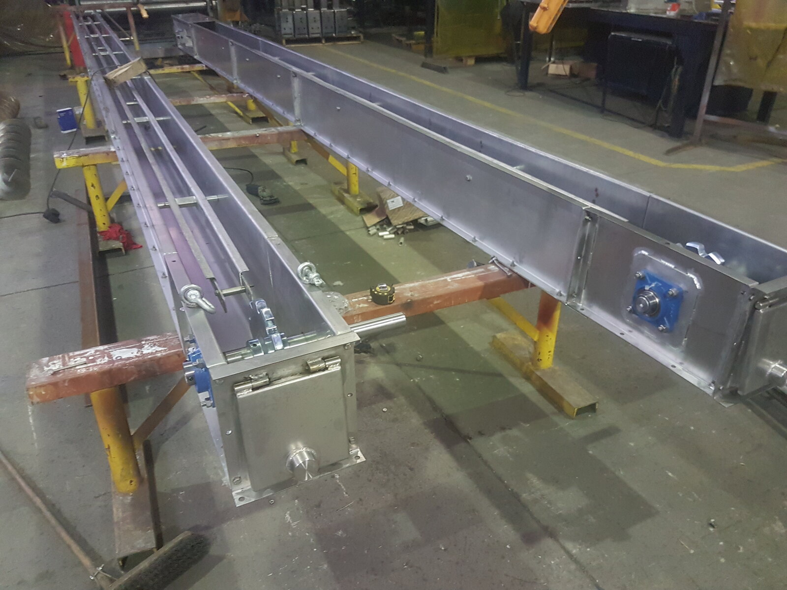 Chain conveyor over a gantry structure