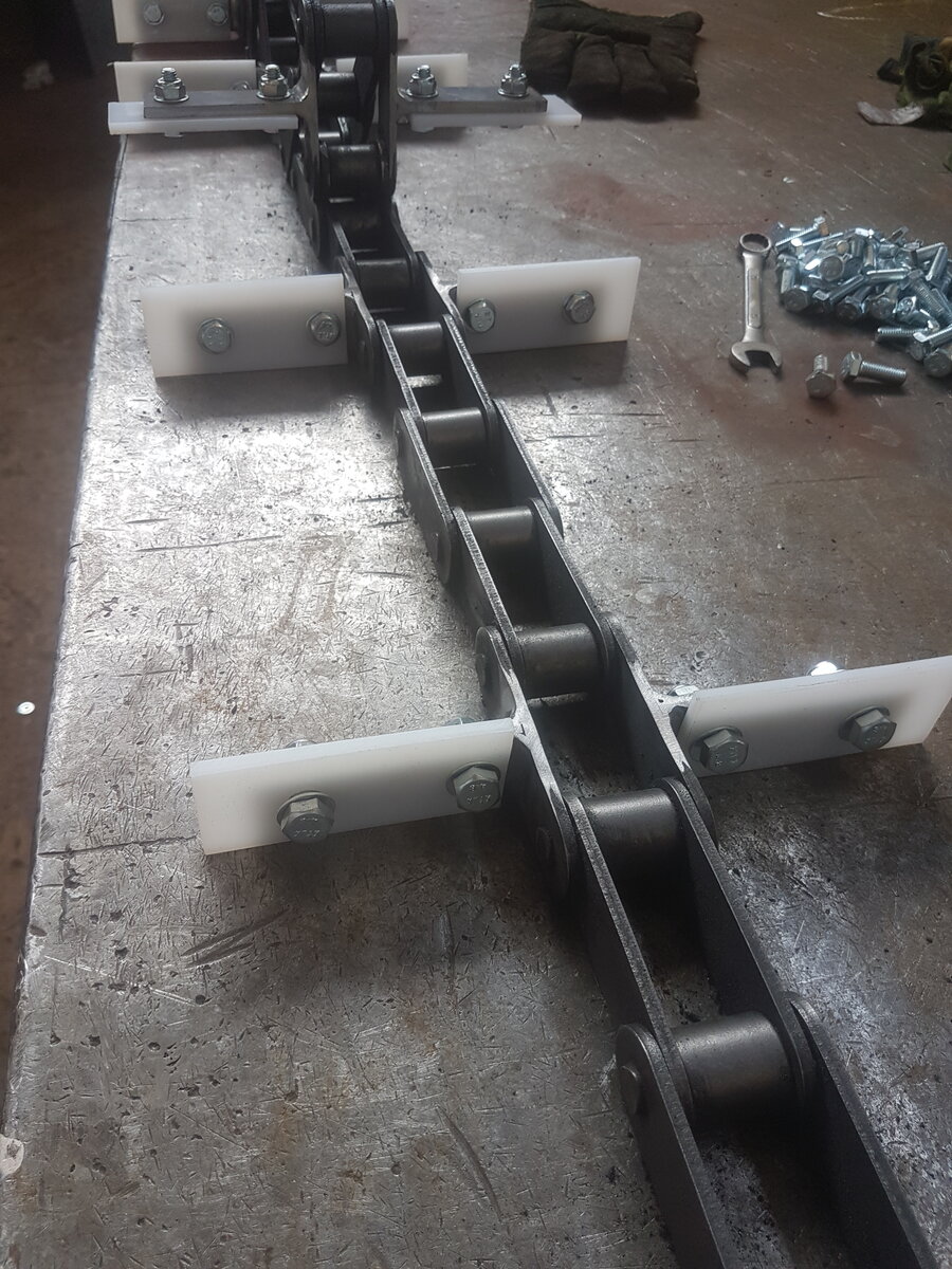 Chain conveyor drive end and casing