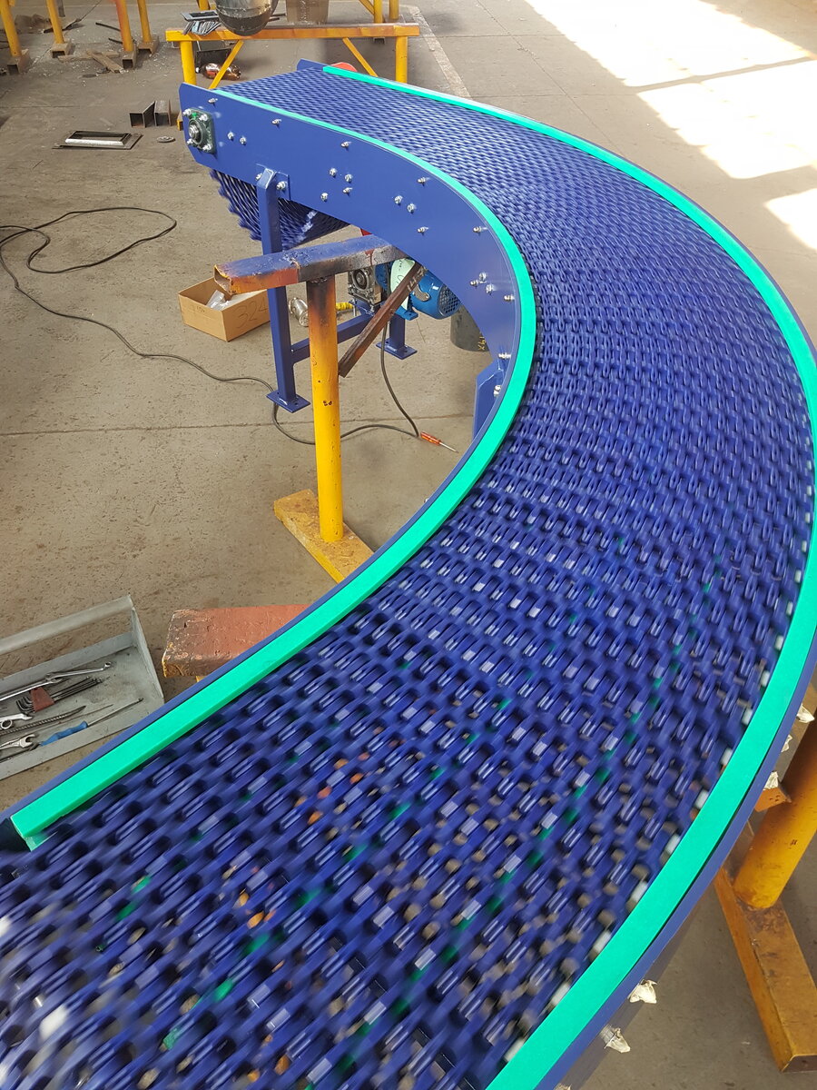 Plastic modular belt conveyor installation