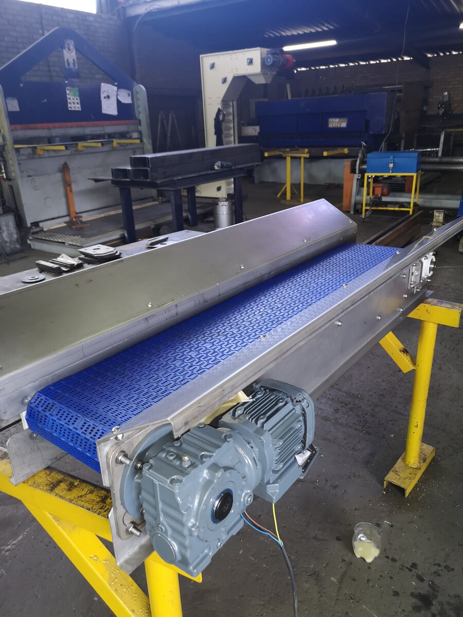 Modular belt conveyor installation