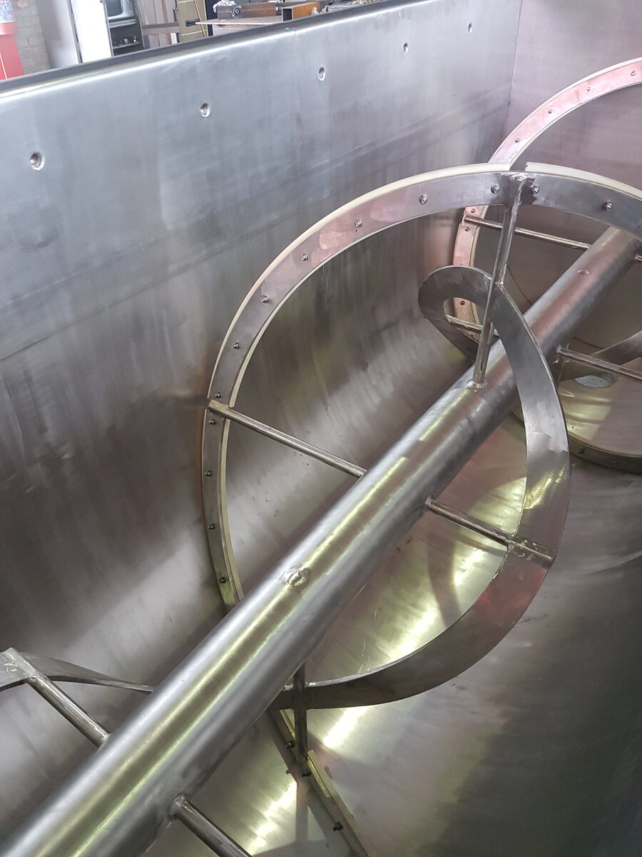 Ribbon blender discharge end by Facet Engineering