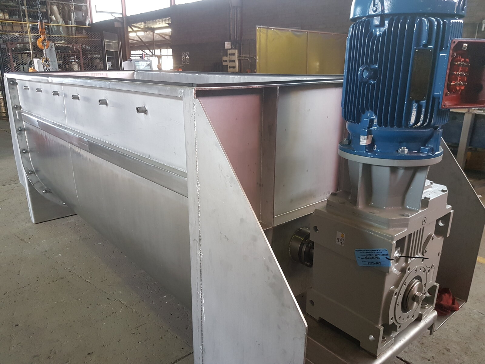 Ribbon blender with connecting conveying