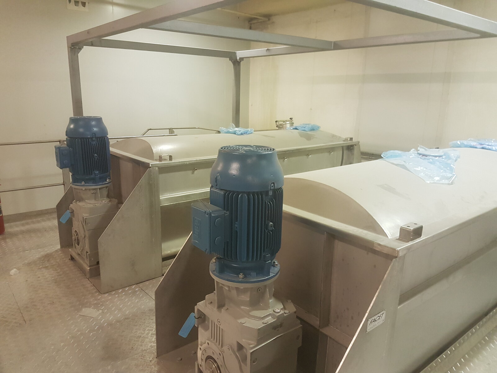 Ribbon blender with mixing conveying system