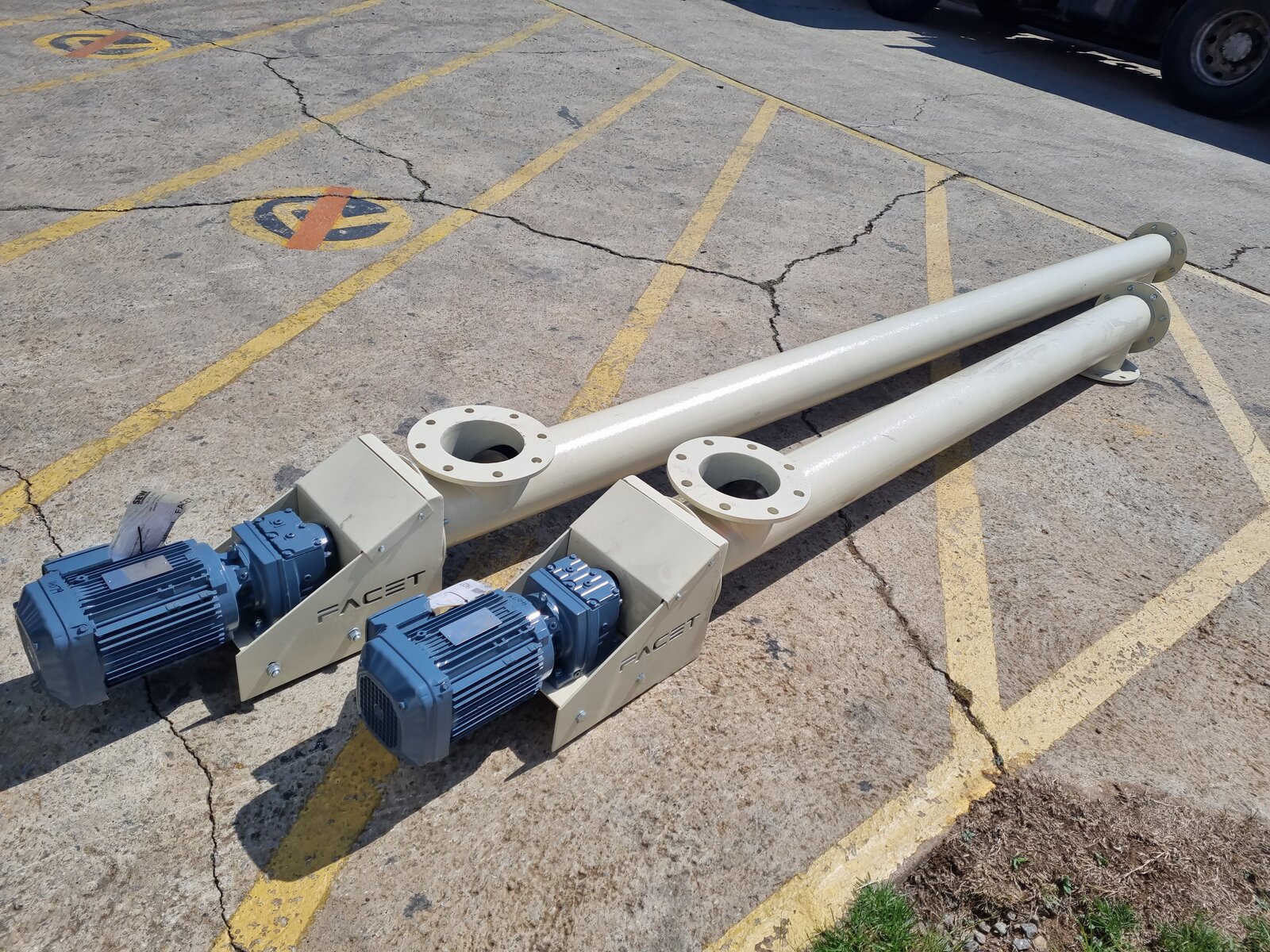 Inclined screw conveyor by Facet Engineering
