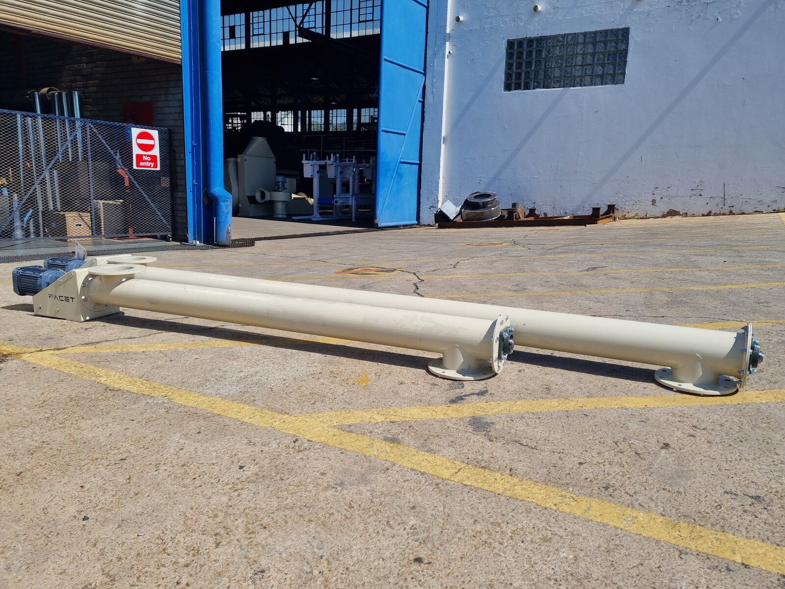 Screw conveyor system in a grain plant