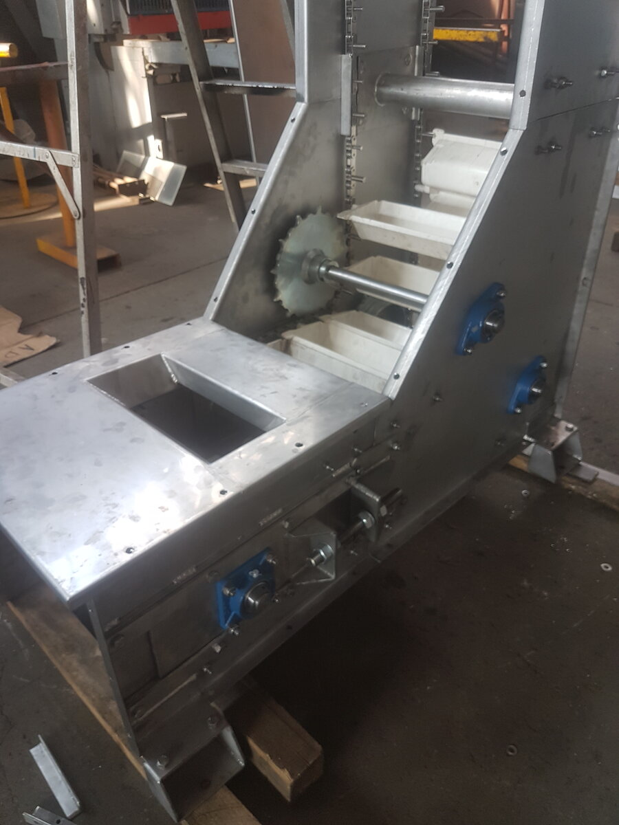 Swing tray elevator casing and trays