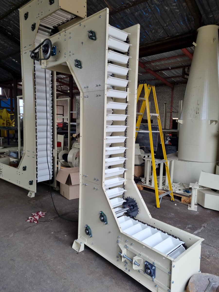 Swing tray elevator in operation