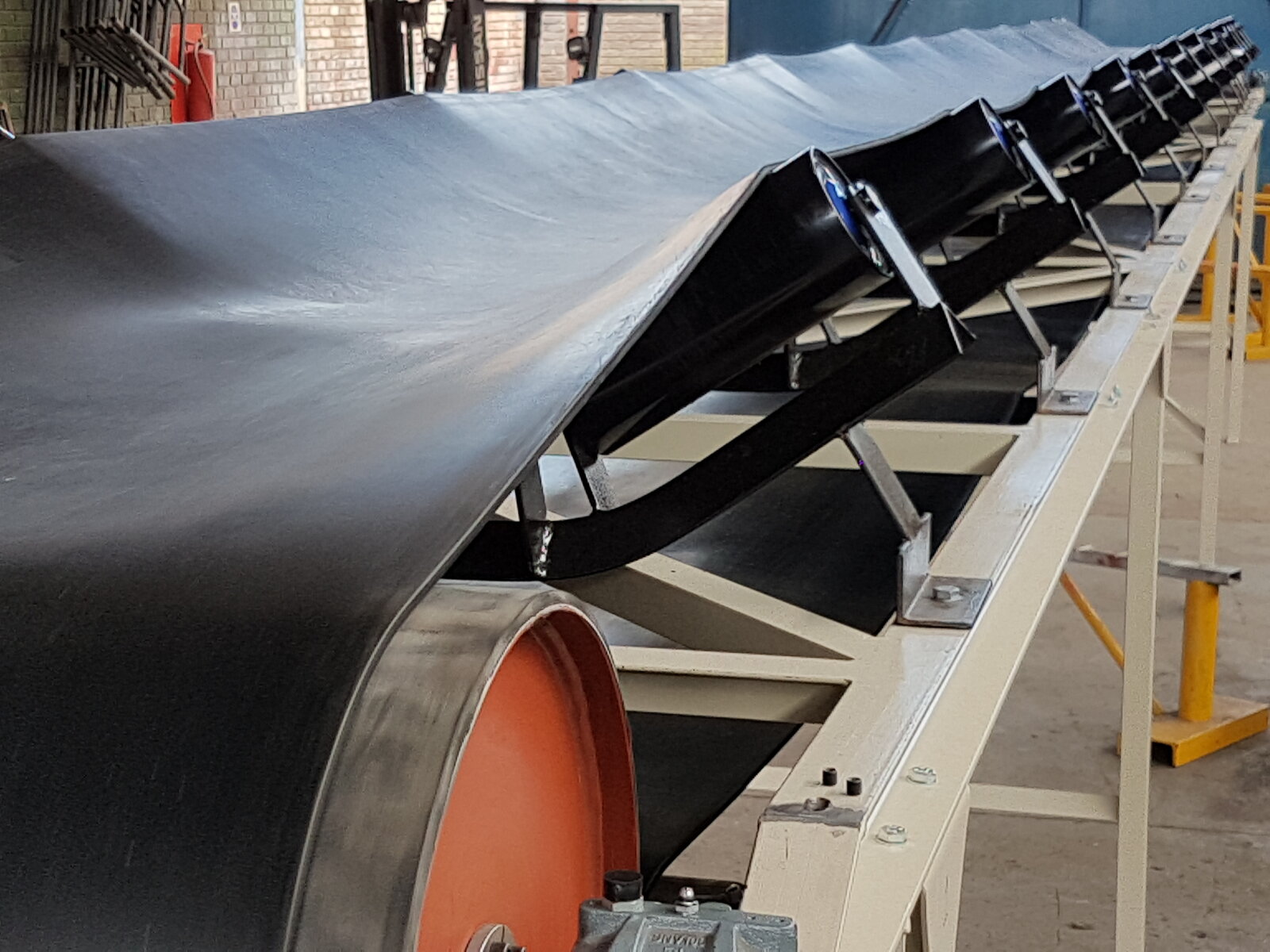 Troughed belt conveyor under load